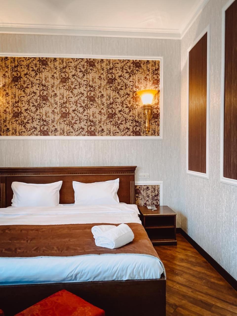 Royal Renaissance Hotel Yerevan Exterior photo
