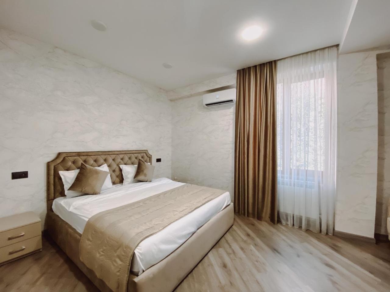 Royal Renaissance Hotel Yerevan Exterior photo