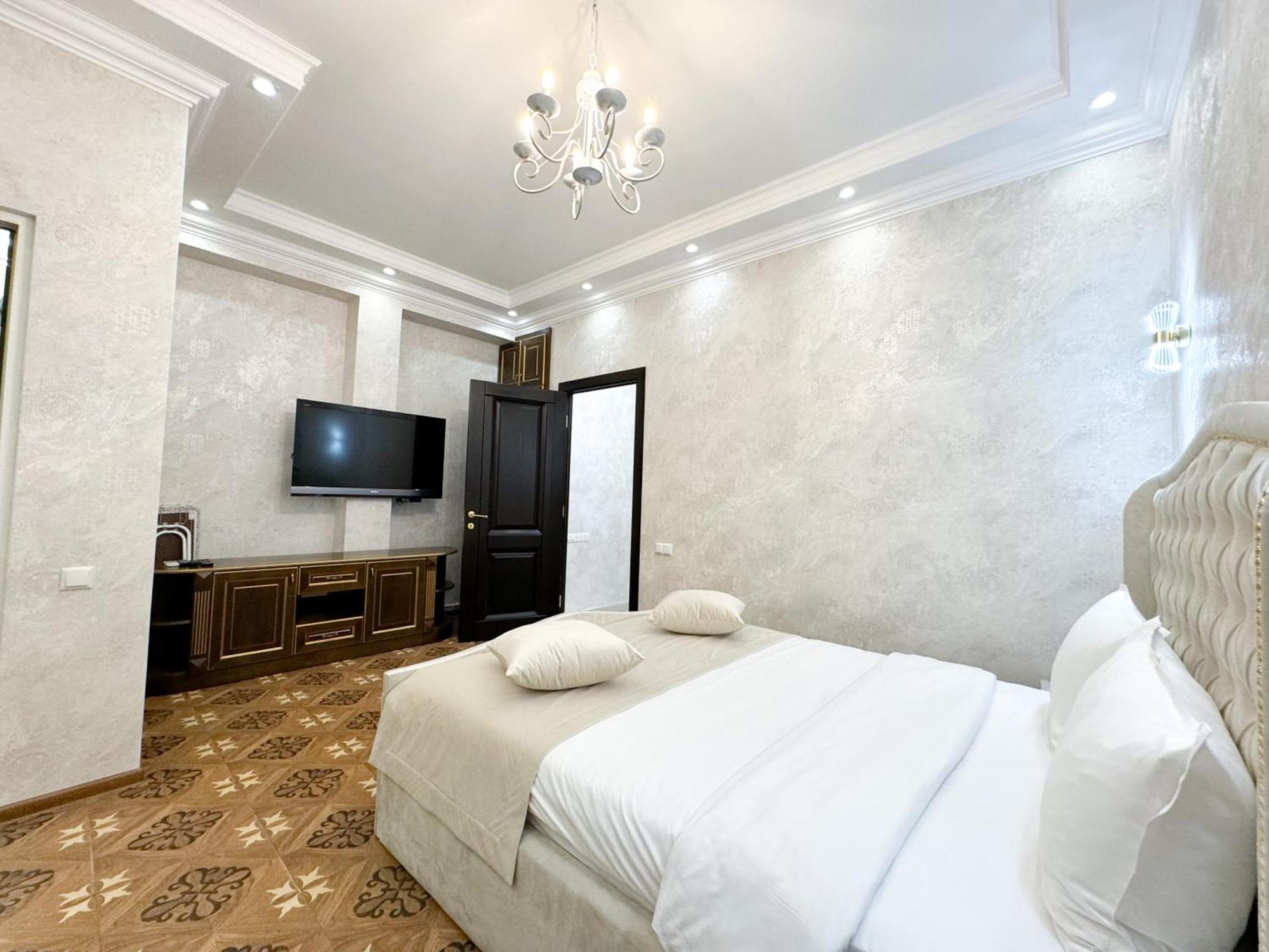 Royal Renaissance Hotel Yerevan Exterior photo
