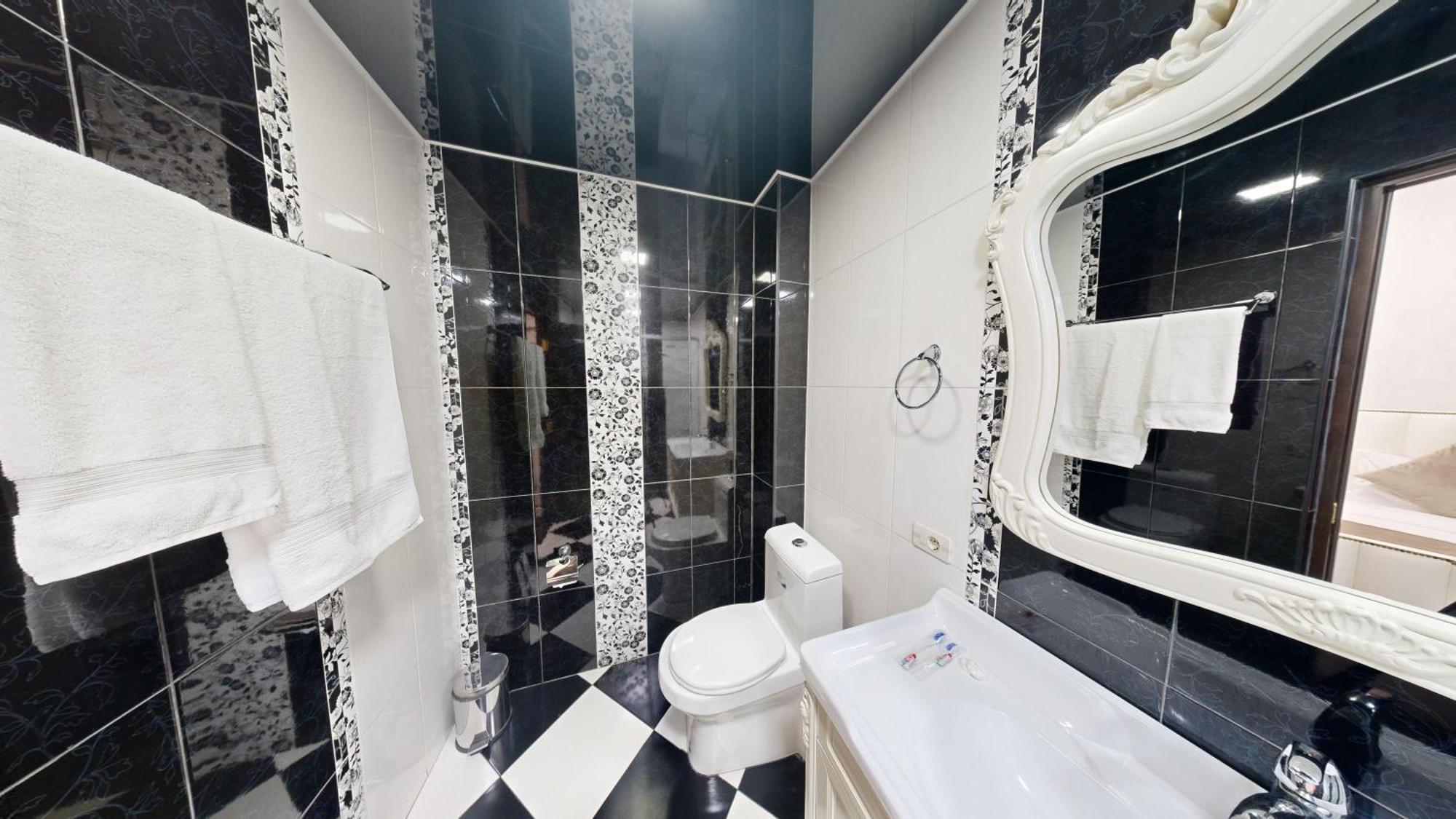 Royal Renaissance Hotel Yerevan Room photo