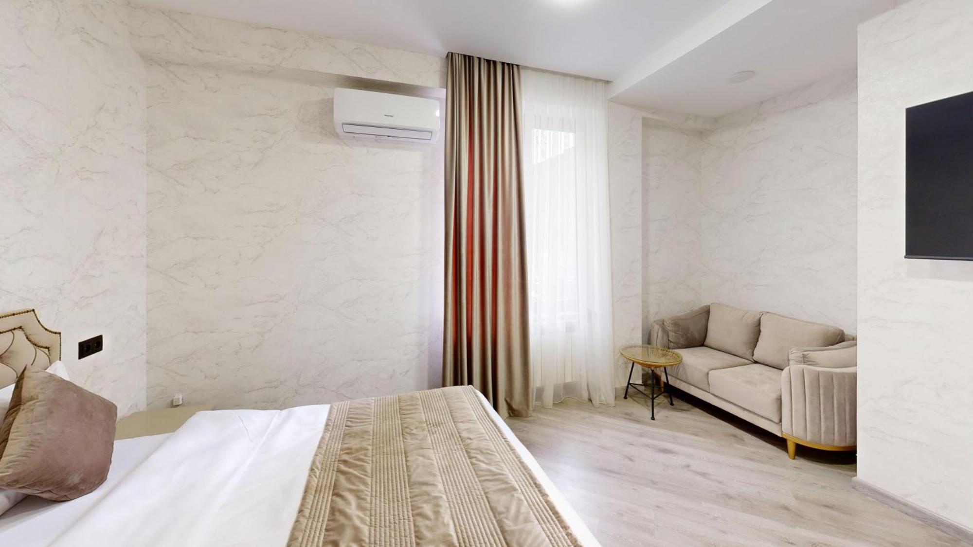Royal Renaissance Hotel Yerevan Exterior photo